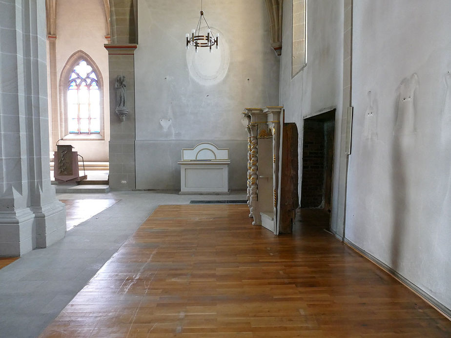 Räumung des Restinventars und der Kirchenbänke aus der Kirche (Foto: Karl-Franz Thiede)